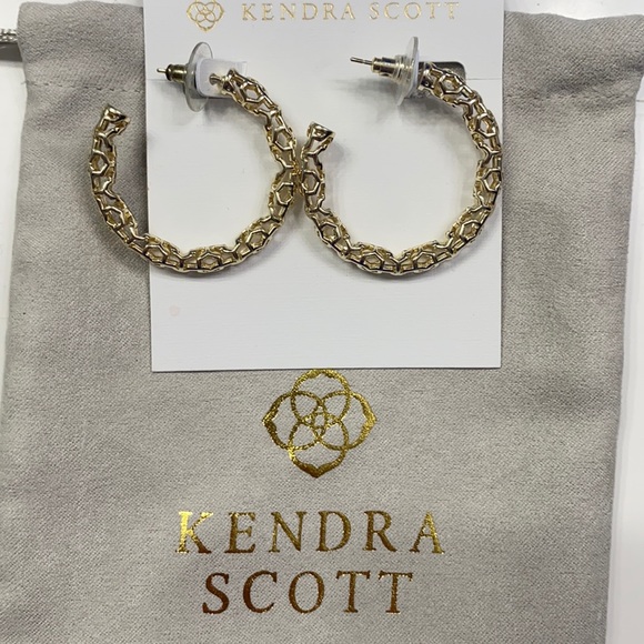 Maggie Small Hoop Earrings In Gold Filigree